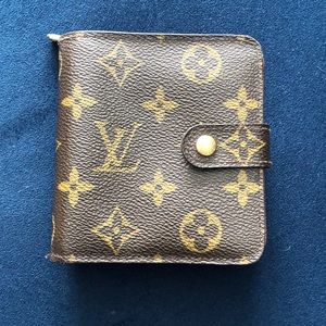 Louis Vuitton Monogram Canvas wallet - like NEW